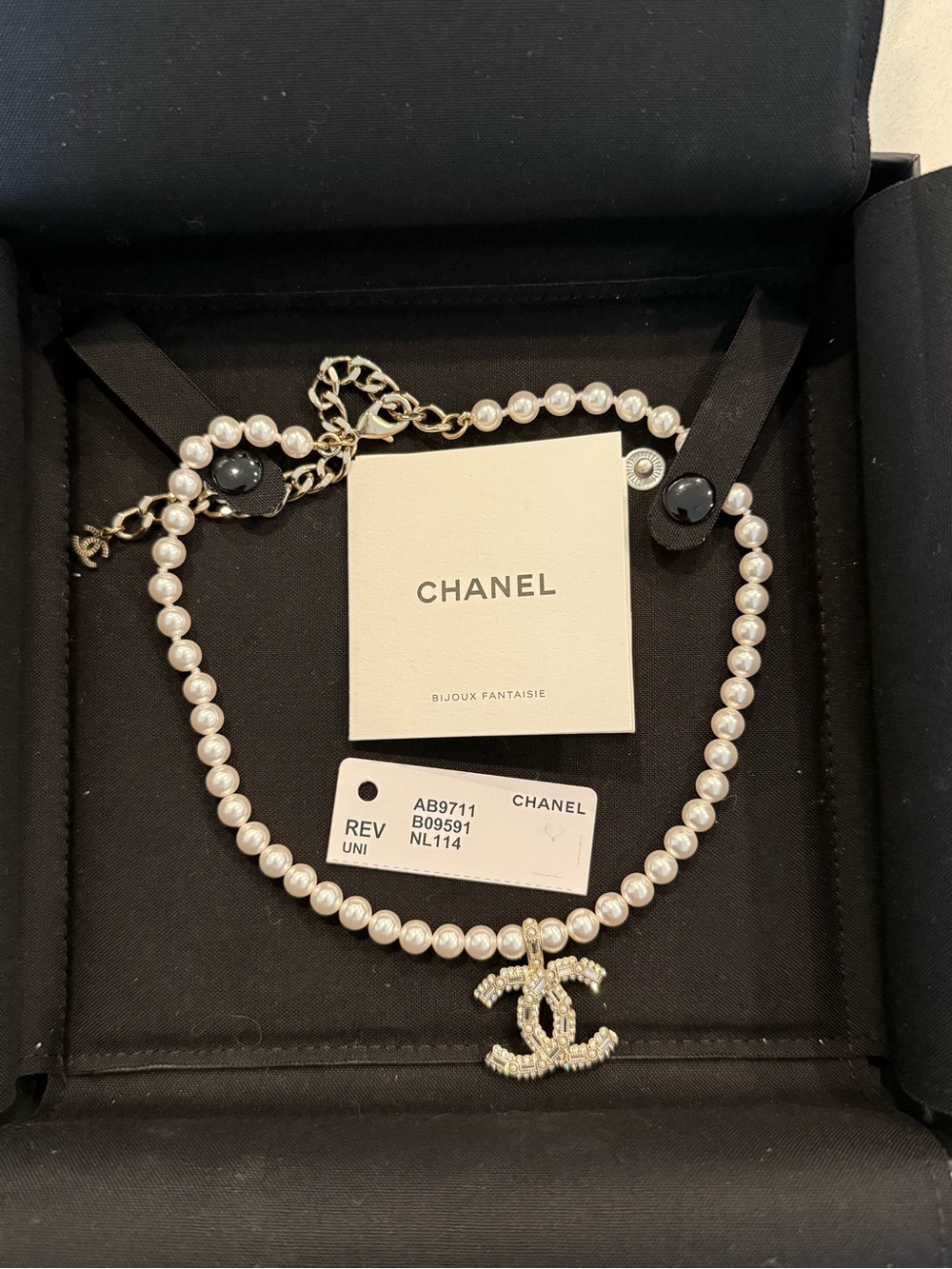 CHANEL Pearl Necklace with Crystal-Studded CC Pendant - White & silver - Picture 3 of 6